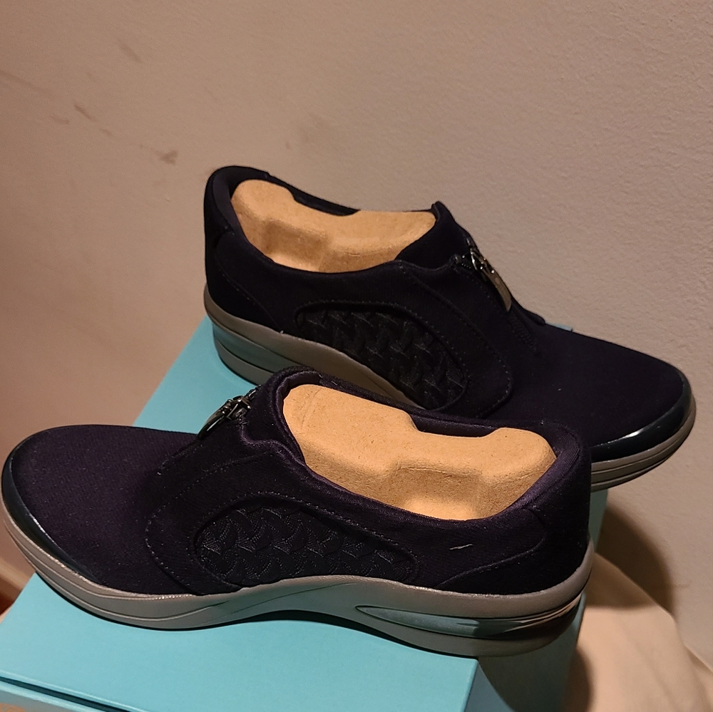 NIB - BZEES Florence Washable Slip-on Sneakers.  Size 7.